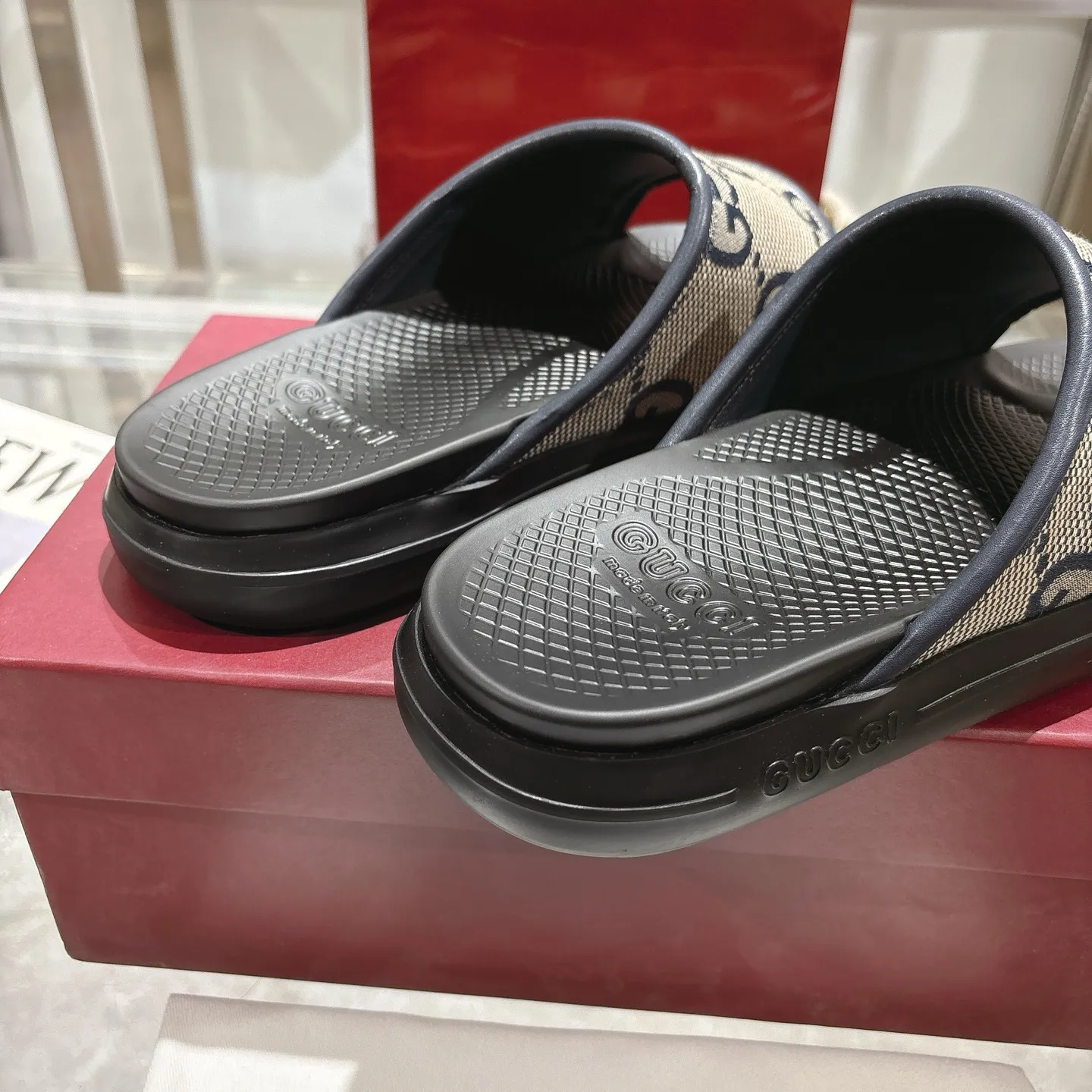 p400🐮🐮New summer men's slip-on slippers. Inspired by the summer spirit and beach clubs of the Italian coast, this piece is part of Gucci Lido. The Pre-Fall collection reinterprets the brand's signature elements and sophisticated patterns in a contemporary way. Made from black rubber, these flat sandals feature a slip-on design that reinterprets the brand's distinctive green and red web design. GG Classic Upper Men's Molded Rubber Footbed Gucci Logo Flat Made in Italy Size: Men's 40 to 47,